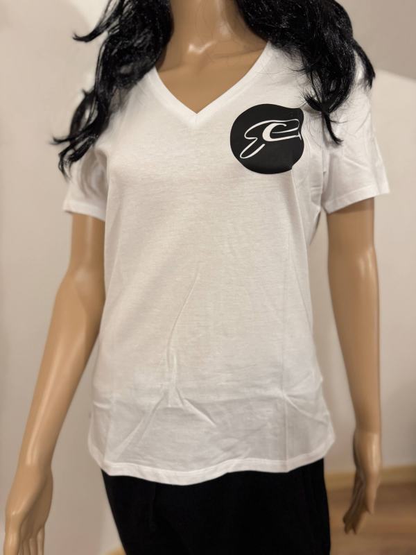 Mannequin portant un t-shirt blanc à logo noir.
