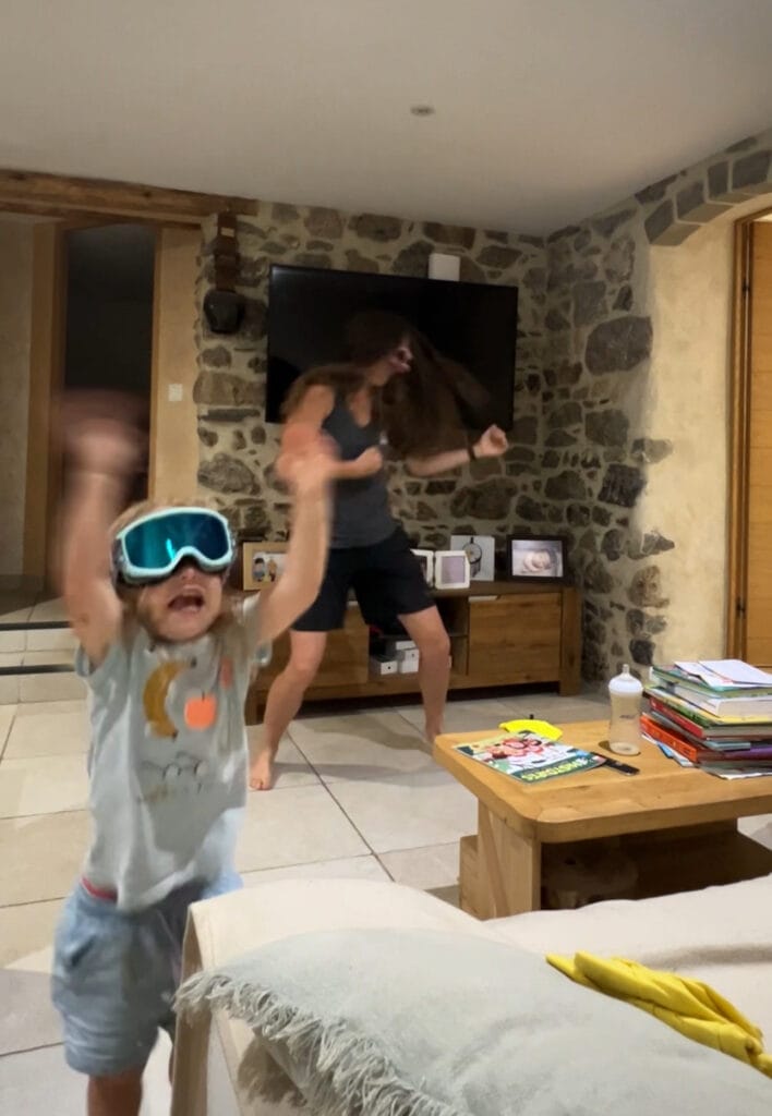 Personnes dansant joyeusement dans un salon.
