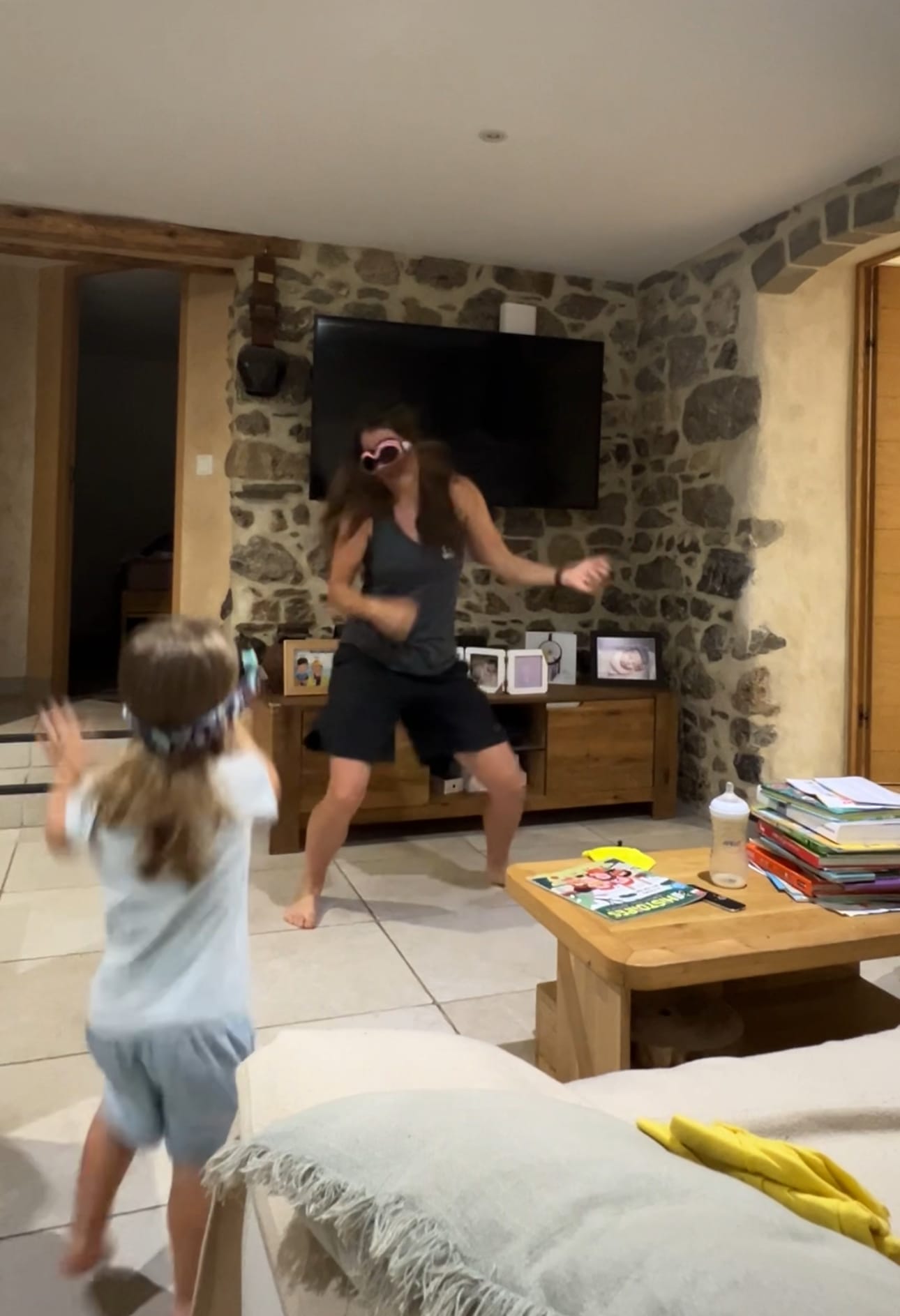Deux personnes dansent dans un salon.