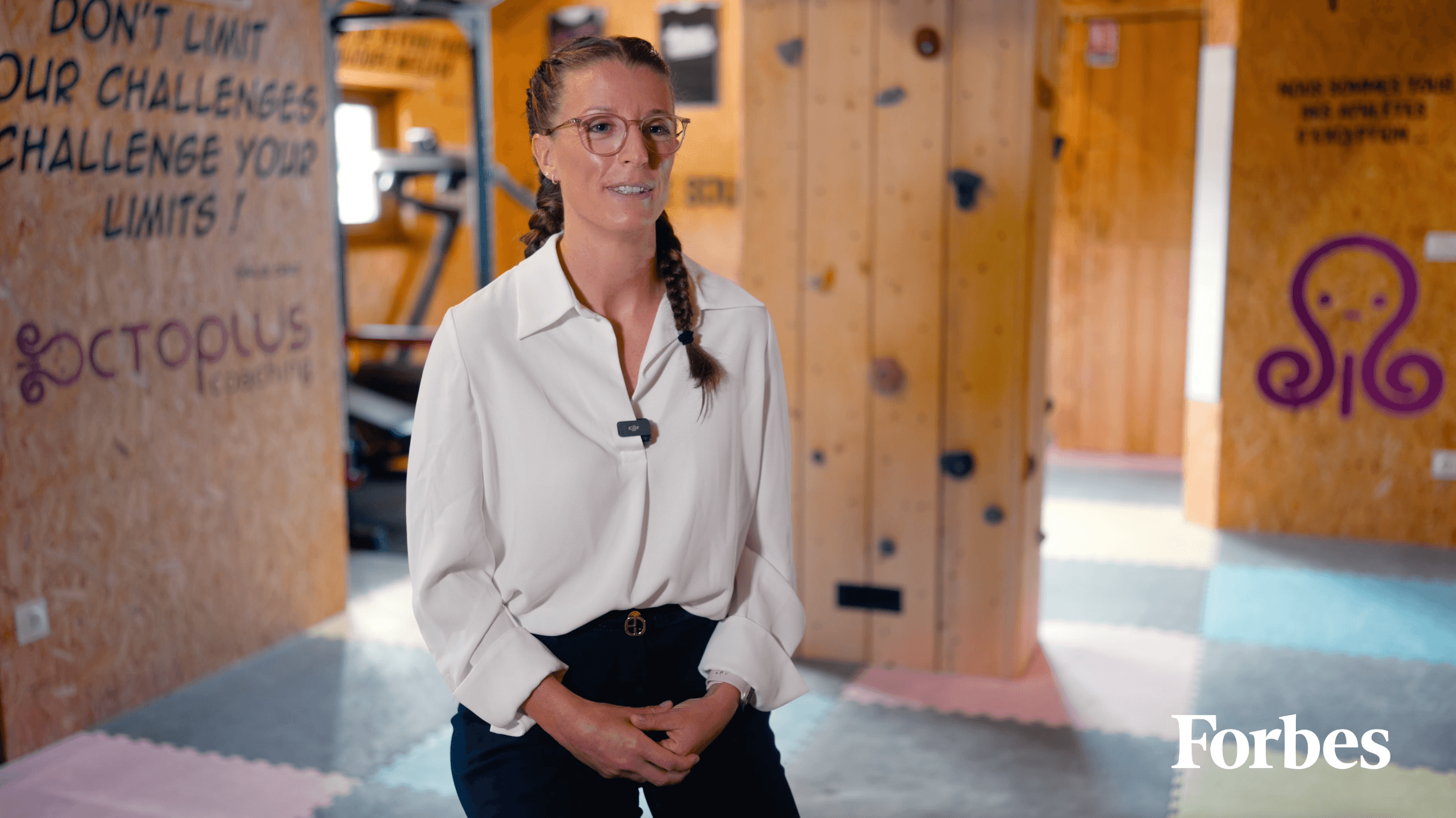 Femme interviewée dans une salle de sport Octoplus pour Forbes