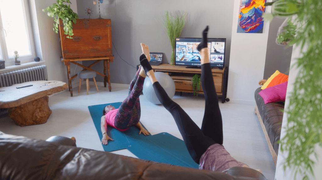 Séance de yoga à domicile sur tapis.
